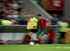 关于C罗场边指挥情绪激动，维尼修斯队员怒摔水瓶的信息